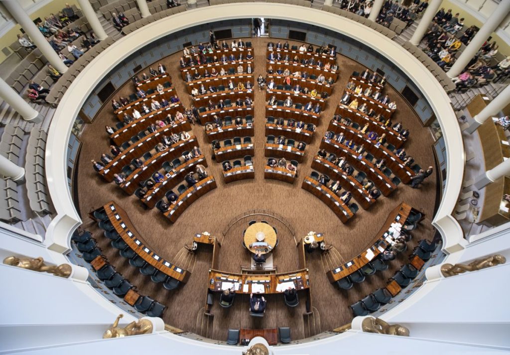 Eduskunnan täysistuntosali. Eduskuntatalon pyöreä sali, jossa täysistunnot pidetään. Täysistunto 10. toukokuuta 2019 kuvattuna täysistuntosalin yläpuolelta. Vaalikauden ensimmäinen päivä, jona kansanedustajat istuvat omilla paikoillaan.