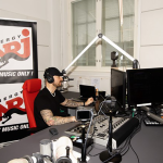 Kuvassa NRJ:n studio, jossa juontaja tekemässä radio-ohjelmaa